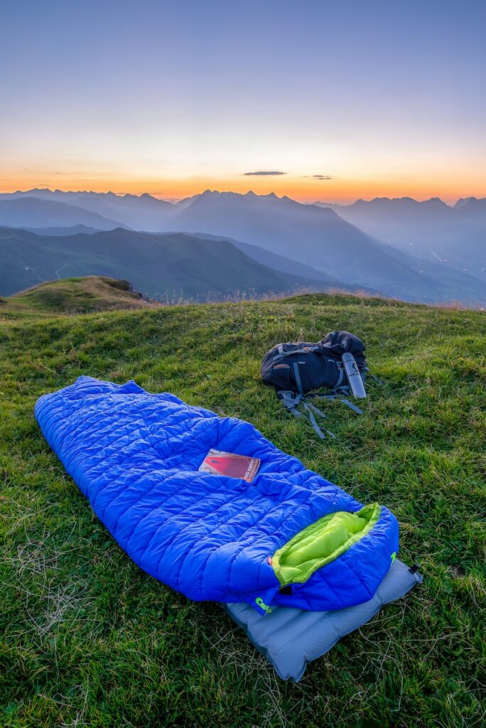 blå sovepose på bjerget i dagtimerne