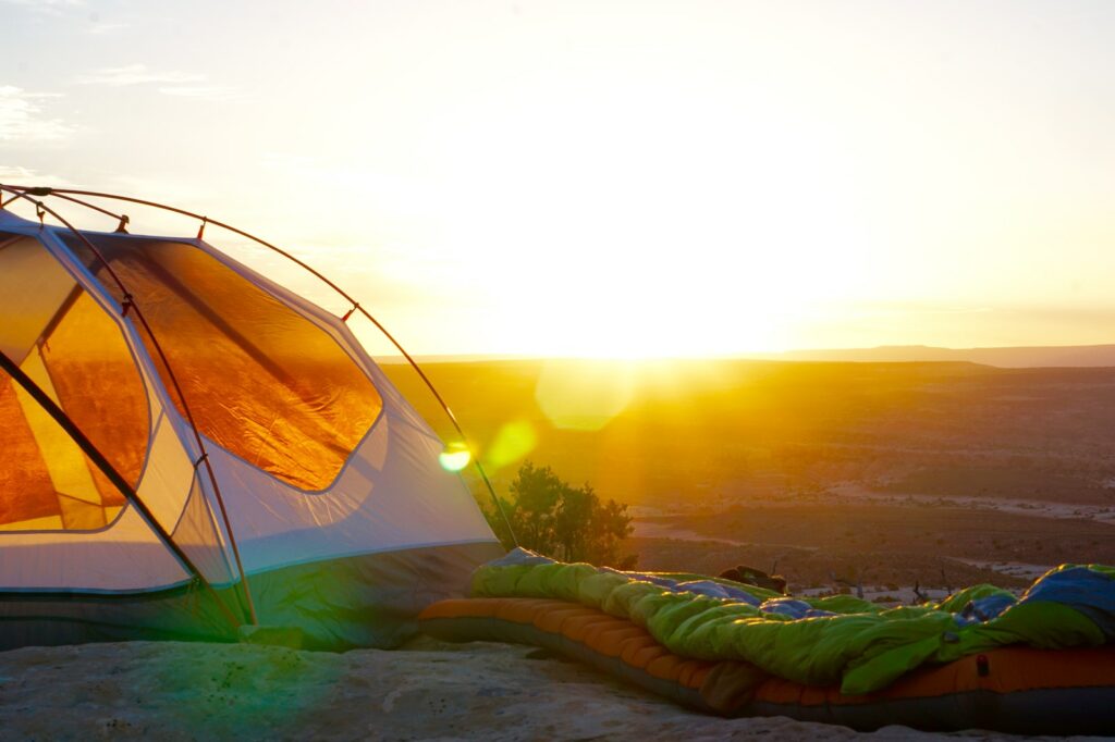 Campingzelt auf einer Klippe während der goldenen Stunde
